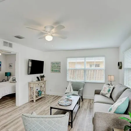 Full Beach Chalet One Block From The Beach